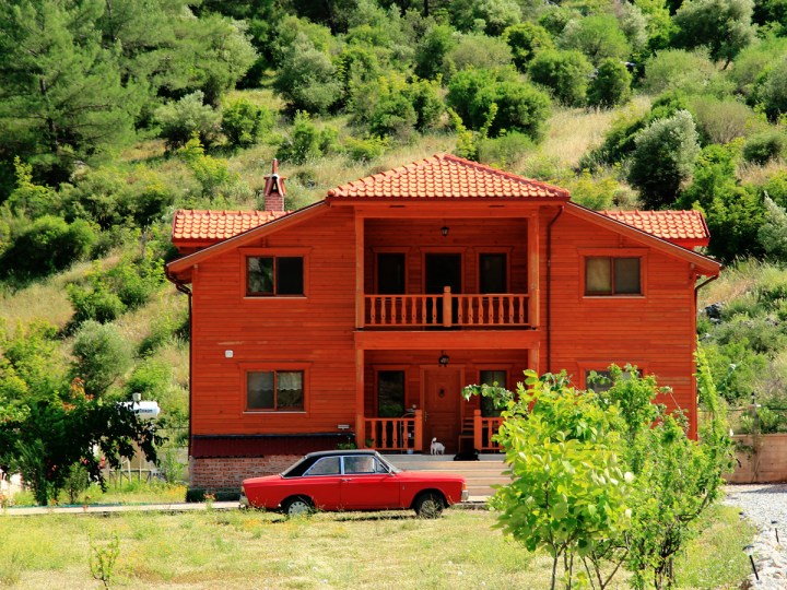 Kırmızı arabalı, kırmızı ev…