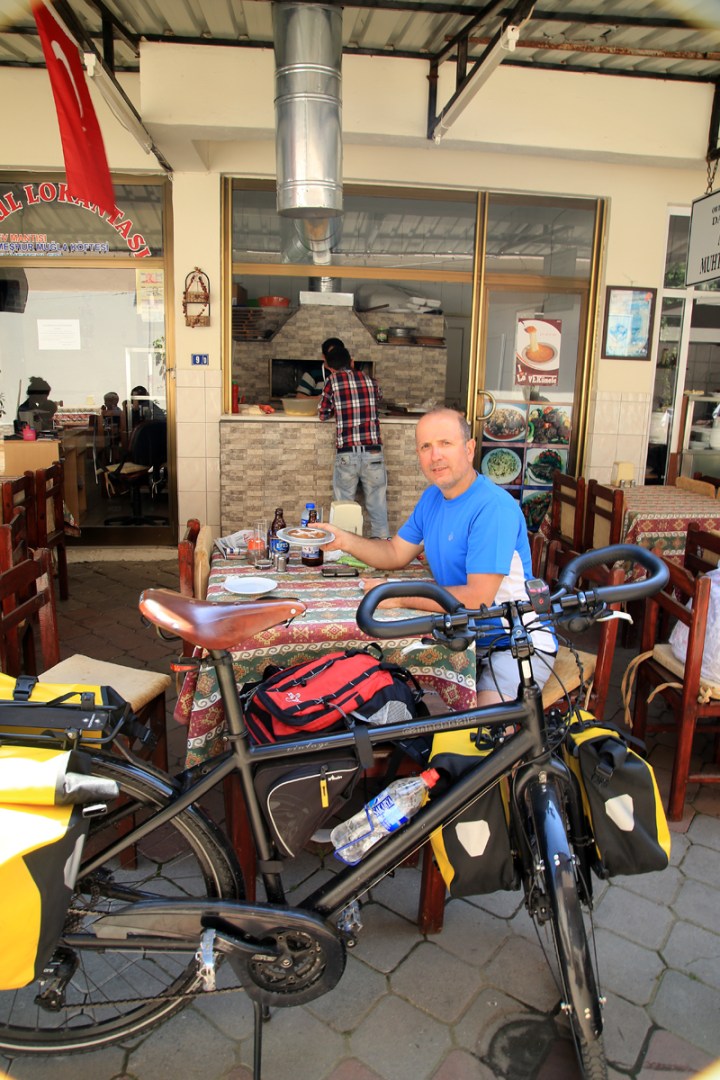 Enerjimizi tazelemek de lazım… Tabii arka sokaklardaki esnaf lokantasında. Gezgin tarifesi olmalı ne de olsa…