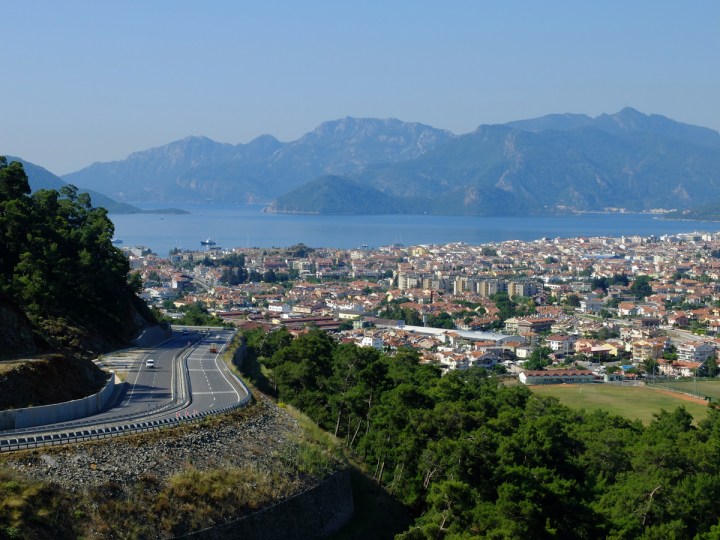Tepeden bakmak Marmaris'e, mutluluğa bir davetiye gibi...