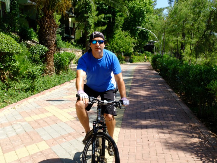 Bisikleti kenara dayayıp, hızla bir koşu denize girip-çıktım. Sanırım gezinin en güzel hoşlukları, bisikleti bırakıp, denize atlamak kısmıydı...