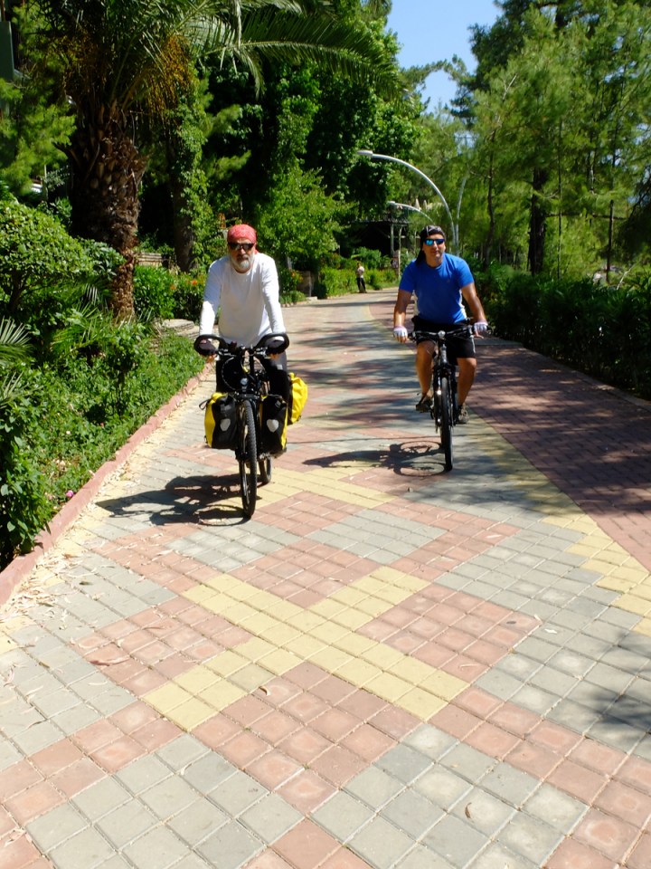 Marmaris  - İçmeler arası. Bisikletli yaşamın reklam filmi lezzetinde bir yolculuktu.