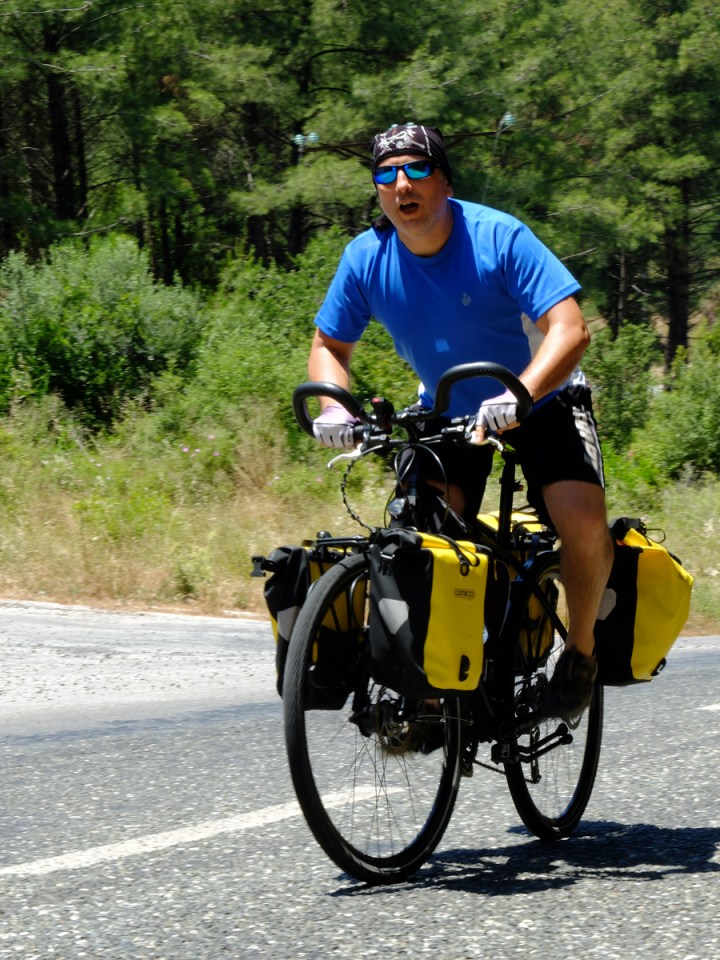 Cemal'in yüklü bisikletiyle ancak bu kadar hızlı gelinebiliyor.