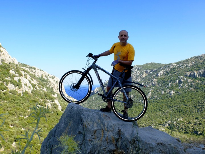 Manzaraya karşı, kapaklık bir poz.