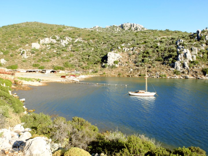 Bozburun, tekne yapımıyla ünlü bir belde. Mavi turun önemli uğrak noktalarından.
