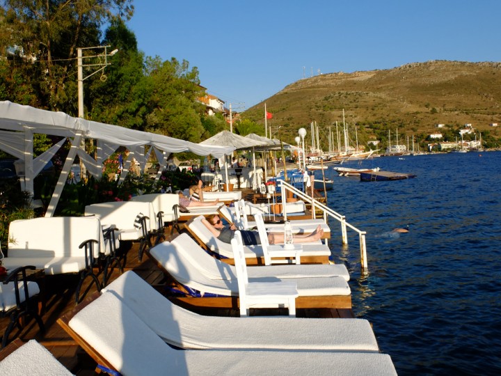 Akşam ve sabah konakladığımız yerin hemen önünden denize girdik.