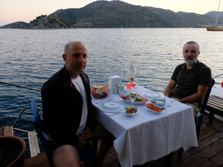 Haliyle de, Cemal Atasoy ile akşam yemeğimizi bu manzaraya karşı yedik.
