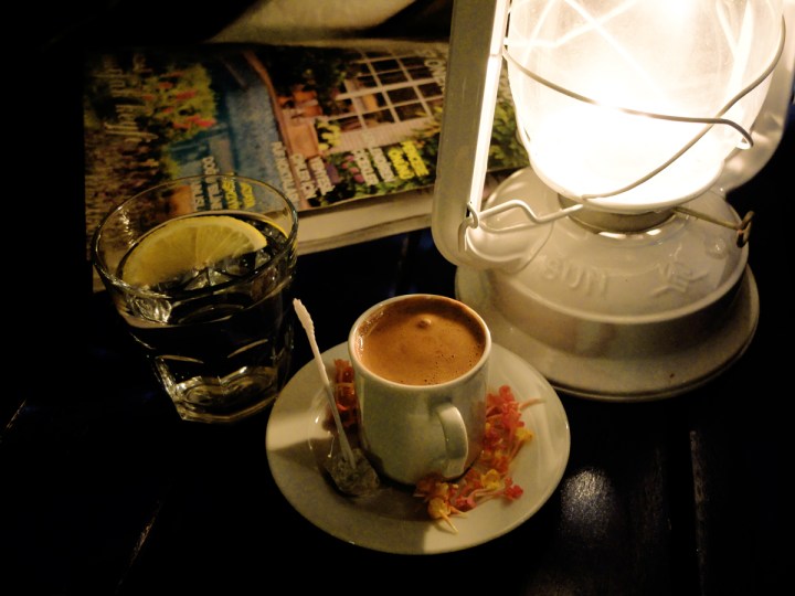 Günün yorgunluğu, akşam içilen kahveyle keyfe dönüştü.