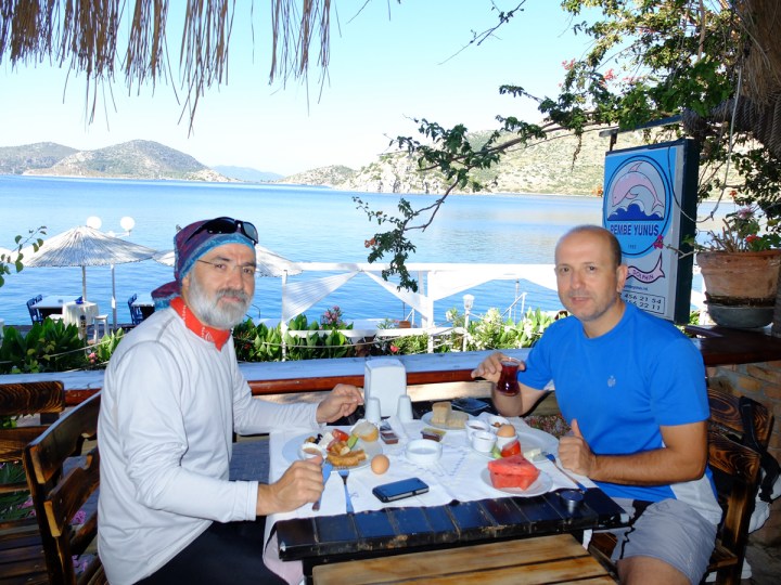 Kahvaltı keyfi biraz daha yüksekten manzaralı.