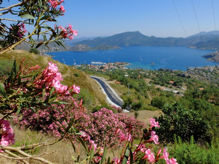 Bozburun'dan çıkış oldukça  dik bir rampayla olduğu için fotoğraf çekemedik doğrusu. Fakat tepe muhteşemdi. Manzara Selimiye...