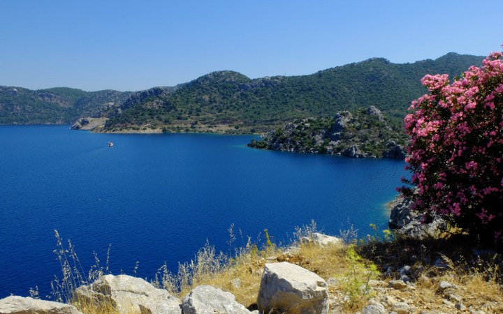 Orhaniye'ye doğru bastık bedallara. Asfalt eridiğinden, tekerlekler zift oldu. Düşünün sıcağı.