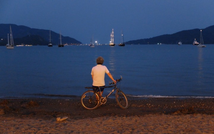 Sanıyorum, bisikletine dayanmış, günün batışını Marmaris sahillerinden izlemek, yaşamın en keyifli anlarından bir tanesi.